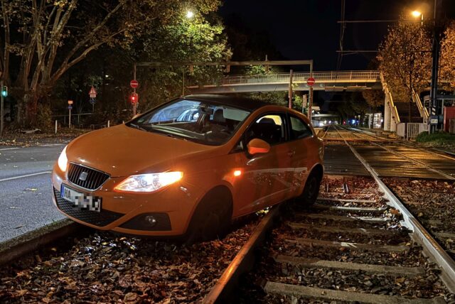 Ein oranger Seat Ibiza steht im Gleisbereich der U47 auf der B1 in Dortmund.