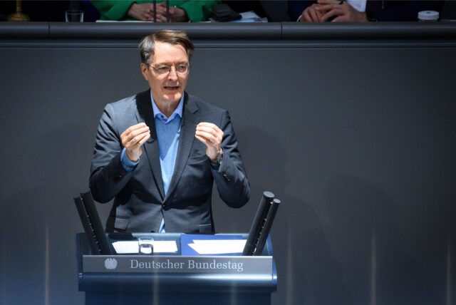 Karl Lauterbach (SPD), Bundesminister für Gesundheit, spricht in der Plenarsitzung im Deutschen Bundestag.