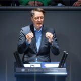 Karl Lauterbach (SPD), Bundesminister für Gesundheit, spricht in der Plenarsitzung im Deutschen Bundestag.