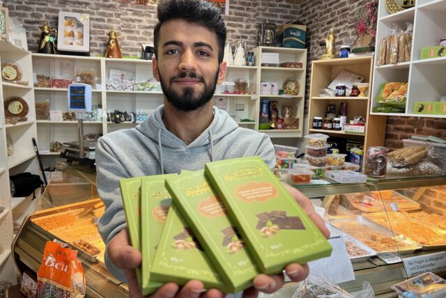 Die Dubai Schokolade besteht unter anderem aus Pistaziencreme, Tahin (Sesamspaste) und in Öl gebratenem Engelshaar. Auf Social Media ist die Schokolade sehr beliebt.