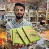 Die Dubai Schokolade besteht unter anderem aus Pistaziencreme, Tahin (Sesamspaste) und in Öl gebratenem Engelshaar. Auf Social Media ist die Schokolade sehr beliebt.