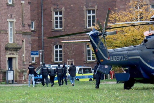 Der in Bernau festgenommene Verdächtige wird von Beamten aus einem Hubschrauber geführt.