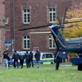 Der in Bernau festgenommene Verdächtige wird von Beamten aus einem Hubschrauber geführt.