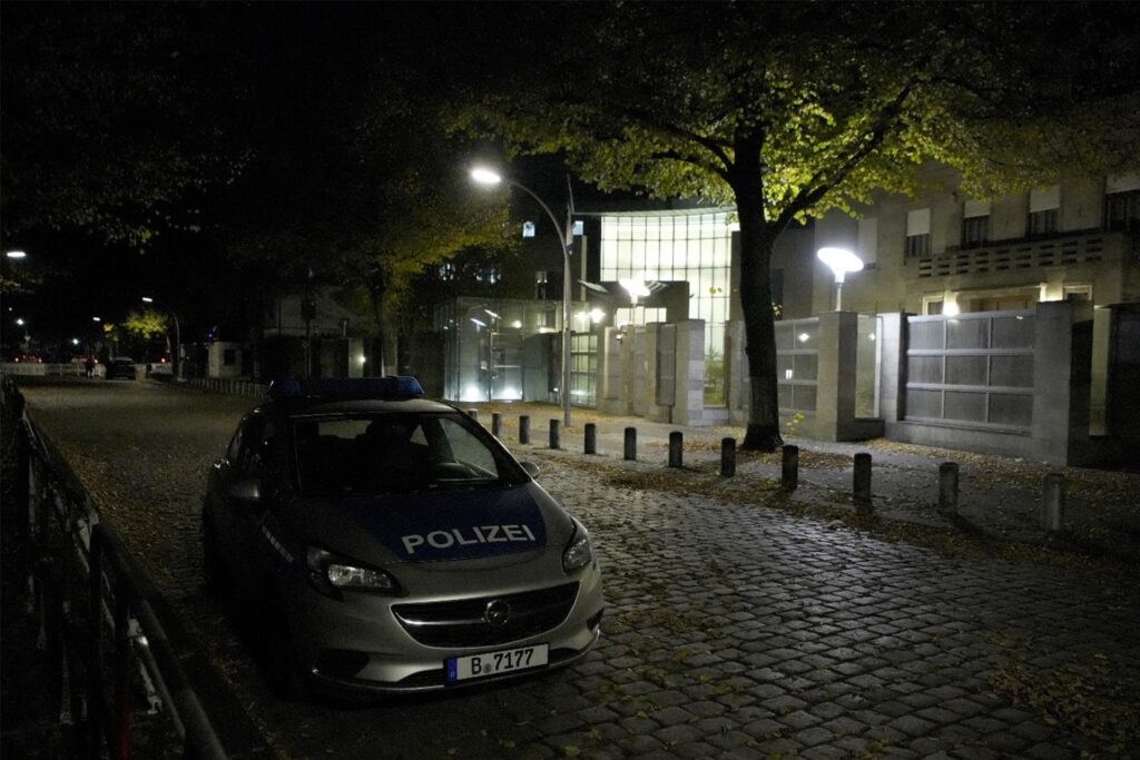 Ein Fahrzeug der Polizei steht am Abend des 19.10. vor der Botschaft des Staates Israel. Ein Fahrzeug der Polizei steht am Abend des 19.10. vor der Botschaft des Staates Israel.