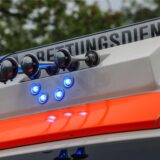 Rettungskräfte der Feuerwehr, des Rettungsdienstes, der Polizei und ein Notarzt sind an der Unfallstelle im Einsatz. (Symbolbild)