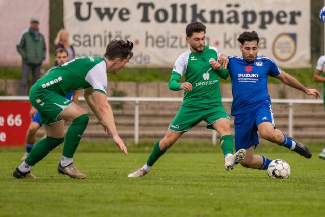 Der Holzwickeder SC, hier mit Efe Kadir Bozaci (r.), hat sich gegen den SV Sodingen durchgesetzt.