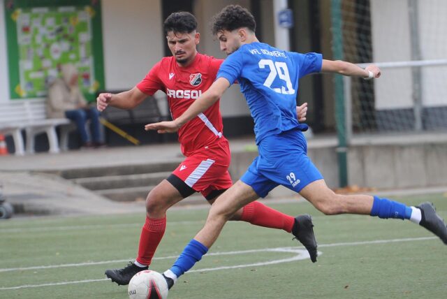 Samy Samjlovic vom VfL Schwerte geht in den Zweikampf mit einem Garenfelder Spieler.