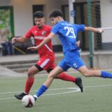 Samy Samjlovic vom VfL Schwerte geht in den Zweikampf mit einem Garenfelder Spieler.