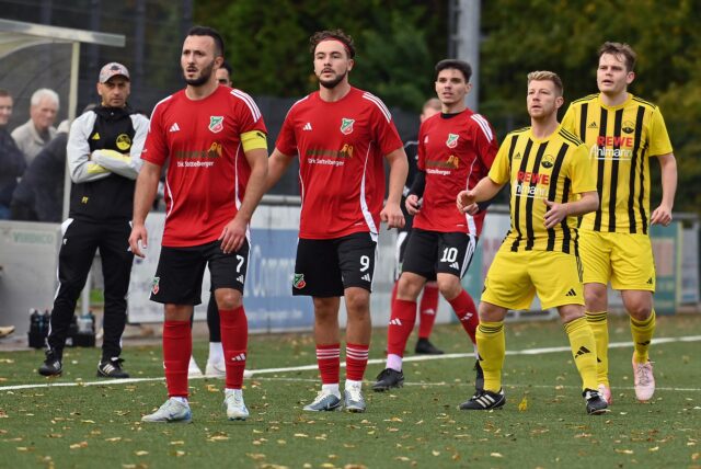 Alfredo Petronio (l.) und der SC Fröndenberg-Hohenheide führten gegen den SuS Kaiserau II bereits mit 4:2, als die Schwarz-Gelben noch ausglichen.