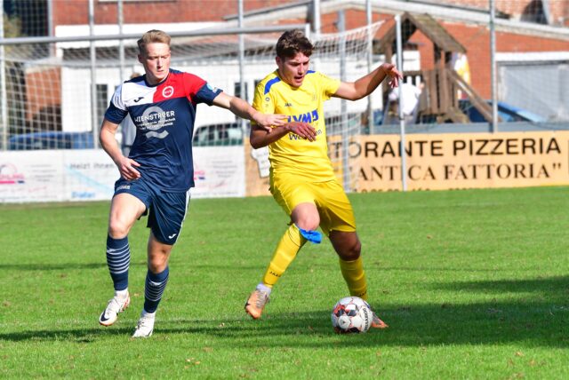Luis Dombrowski vom SV Herbern im Zweikampf.
