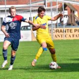 Luis Dombrowski vom SV Herbern im Zweikampf.