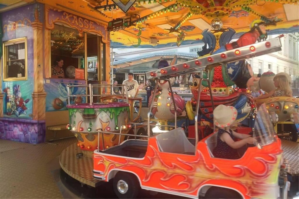 Ein Kinderkarussell mit bunten Fahrzeugen steht auf dem Unnaer Rathausplatz Ein Kinderkarussell mit bunten Fahrzeugen steht auf dem Unnaer Rathausplatz