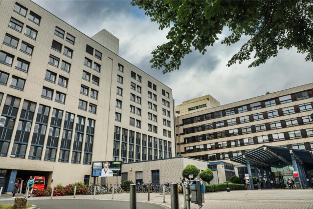 Im Klinikum Nord in Dortmund ist am Wochenende eine Frau vermisst gemeldet worden. Wie sich herausstellte, war sie in einem am Wochenende nicht genutzten Trakt des Klinikums gestürzt und hatte dort mindestens 48 Stunden gelegen.