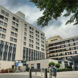Im Klinikum Nord in Dortmund ist am Wochenende eine Frau vermisst gemeldet worden. Wie sich herausstellte, war sie in einem am Wochenende nicht genutzten Trakt des Klinikums gestürzt und hatte dort mindestens 48 Stunden gelegen.