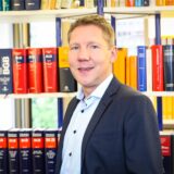 Dr. Hendrik Zeiß von der Kanzlei Ehlers & Feldmeier vertrat vor dem Bundesarbeitsgericht ein Ingenieurbüro aus Dortmund gegen einen „AGG-Hopper“. Die Firma sollte wegen einer nicht geschlechtsneutralen Stellenausschreibung eine Schadensersatzzahlung leisten.