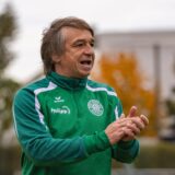 Sodingens Trainer Michael Wurst feuert am Spielfeldrand seine Mannschaft an.