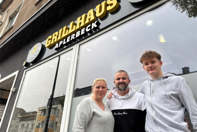 Melanie Bowman und Jasmin Basic haben das Grillhaus in Dortmund-Aplerbeck übernommen. Unterstützung erhalten sie aktuell unter anderem von Basics Sohn Samir (r.).