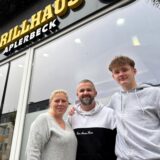 Melanie Bowman und Jasmin Basic haben das Grillhaus in Dortmund-Aplerbeck übernommen. Unterstützung erhalten sie aktuell unter anderem von Basics Sohn Samir (r.).