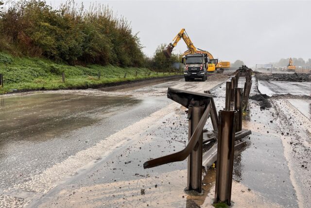 Auf einem stillgelegten Abschnitt der Autobahn A1 bei Unna stehen Reste von Leitplanken. Im Hintergrund sind Bagger und ein Lastwagen