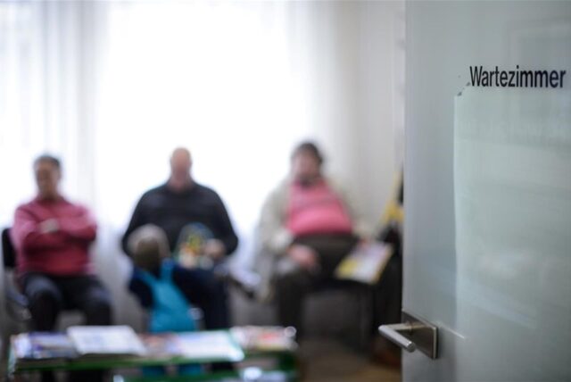 Patienten warten im Wartezimmer einer Arztpraxis.