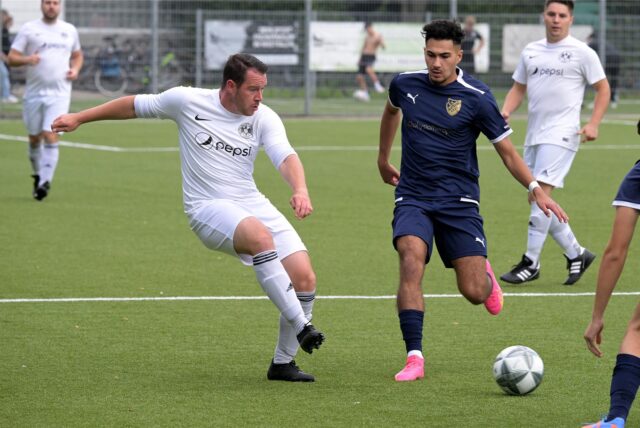 Rene Siegel vom SV Preußen Lünen passt den Ball.