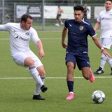 Rene Siegel vom SV Preußen Lünen passt den Ball.