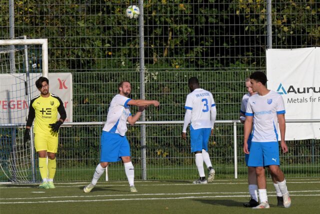 Enttäuschte Spieler von BW Alstedde nach Gegentor.
