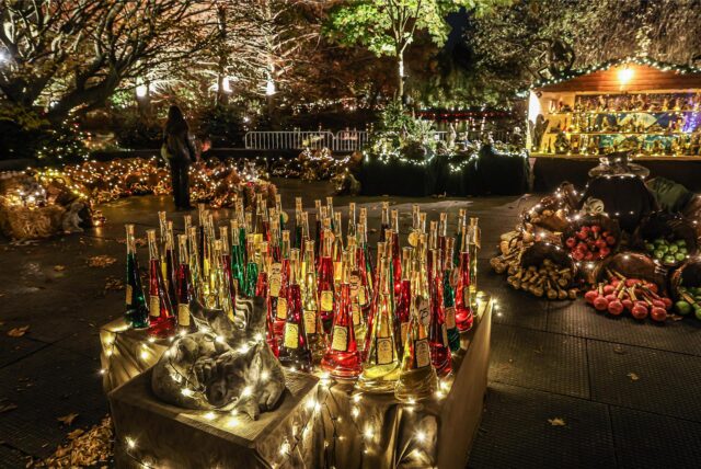 Beleuchtete Stände auf dem Lichterweihnachtsmarkt Fredenbaum in Dortmund.