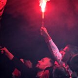 Lukas Podolski mit einer brennenden Pyro-Fackel in der Hand.