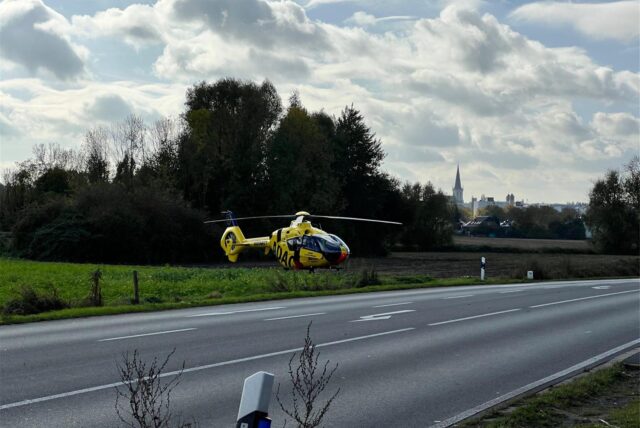 Rettungshubschraubereinsatz auf dem Feld neben der Hammerstraße in Unna. Grund war ein medizinischer Notfall.