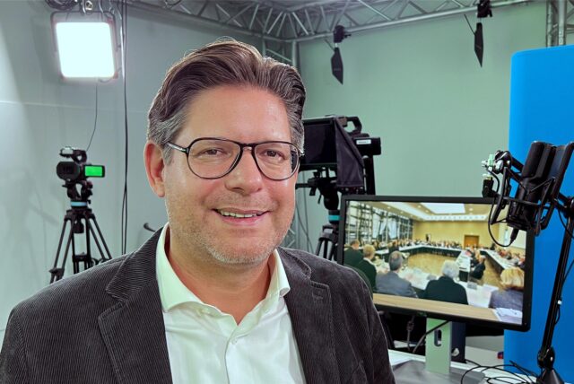 Marco Morten Pufke, Vorsitzender der CDU-Fraktion im Kreistag von Unna, steht im Videostudio des Hellweger Anzeigers.