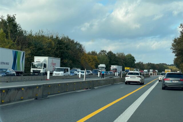 Durch die Sperrung hat sich auf der A 52 ein kilometerlanger Stau gebildet.