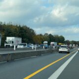 Durch die Sperrung hat sich auf der A 52 ein kilometerlanger Stau gebildet.