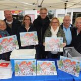 Mitglieder des Lions Clubs Werne mit dem Adventskalender