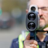 Ein Polizist mit einer Blitzerpistole