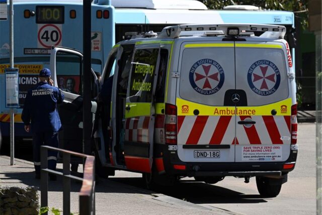 Ein Krankenwagen steht am Taronga Zoo in Sydney.