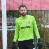 Torhüter Manuel Tragelehn beobachtet das Gespräch des Schiedsrichters mit Jan Römmich (VfL Schwerte) und einem Spieler von SC Berchum/Garenfeld.
