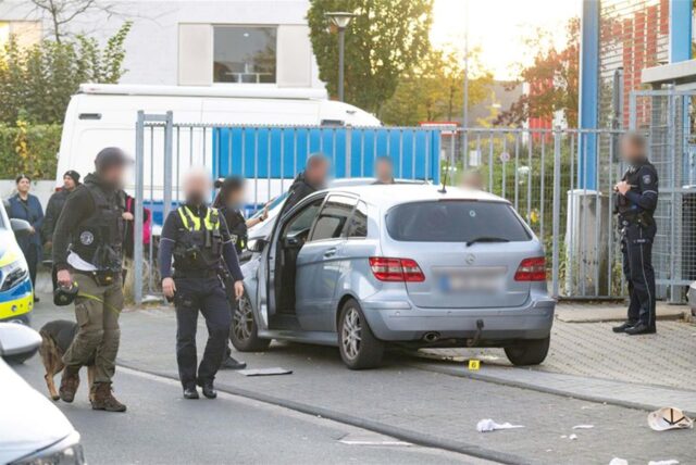 Am helllichten Tag erschießt in Köln ein Unbekannter einen 32-jährigen Mann und flieht auf einem E-Roller. Über die Hintergründe wurde bislang nichts bekannt.