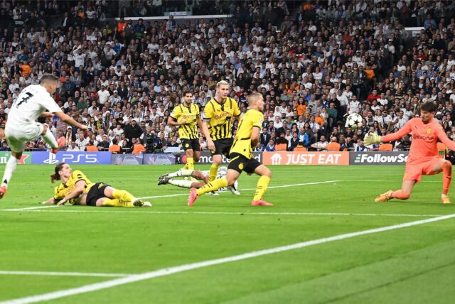 Lucas Vazquez schießt den Ball ins Tor.
