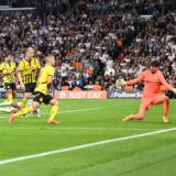 Lucas Vazquez schießt den Ball ins Tor.