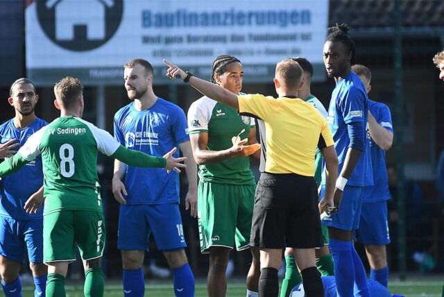 Beim SV Sodingen (grüne Trikots) gab es einen Rundumschlag.