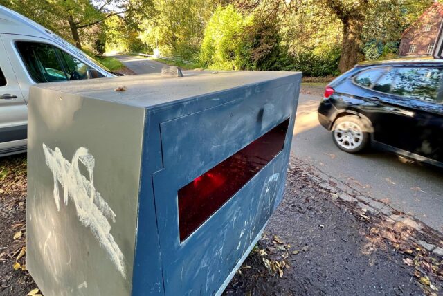 Ein Enforcement Trailer des Kreises Unna steht an der Hertingerstraße in Unna-Billmerich