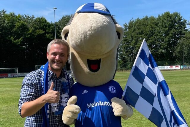 Falk Kappenhagen aus Rhede-Vardingholt – mit Maskottchen Erwin – bewirbt sich um einen Posten im Aufsichtsrat des Fußball-Zweigligisten FC Schalke 04. Der 33-jährige Jung-Unternehmer ist vom Fan-Klub „Vardingholter Kumpel“.