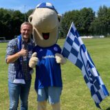 Falk Kappenhagen aus Rhede-Vardingholt – mit Maskottchen Erwin – bewirbt sich um einen Posten im Aufsichtsrat des Fußball-Zweigligisten FC Schalke 04. Der 33-jährige Jung-Unternehmer ist vom Fan-Klub „Vardingholter Kumpel“.