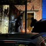 Polizisten schauen in Radevormwald in ein Gebäude. Bei Durchsuchungen wegen bandenmäßiger Steuerhinterziehung in zwei Bundesländern hat die Polizei am frühen Morgen 17 Menschen vorläufig festgenommen.