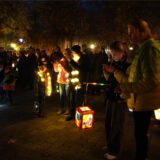 Eine Gruppe Kinder steht mit ihren Laternen in der Dunkelheit in Holzwickede. (Archivbild)
