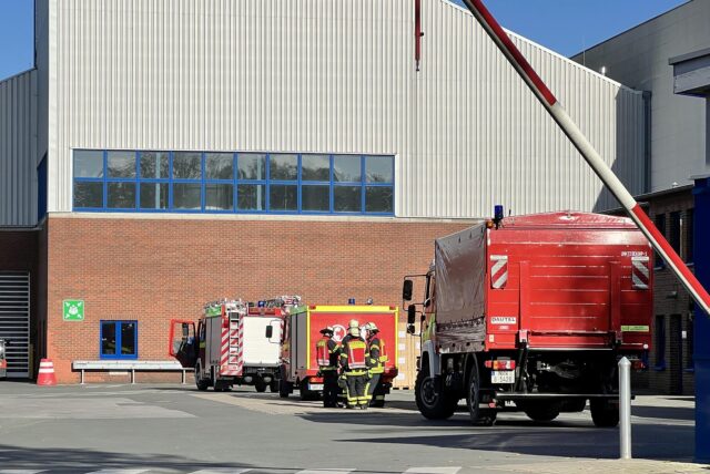Feuerwehrautos stehen auf dem Gelände des Aluminiumwerkes am Uelzener Weg in Unna.
