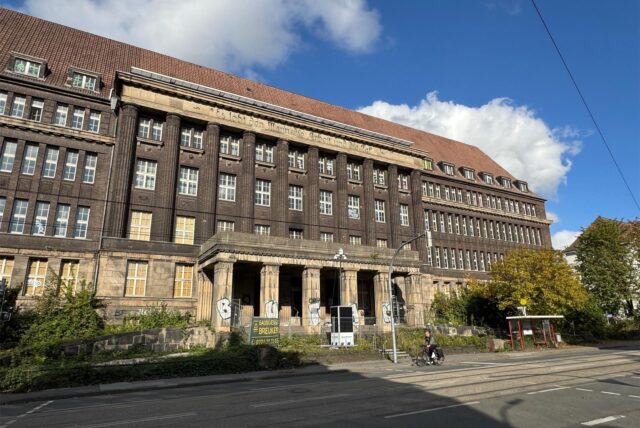 Der Monumentalbau der früheren Hoesch-Zentrale ist ein Hingucker, der Dortmunder Stadtgeschichte erzählt. Doch der Sanierungsaufwand ist immens.