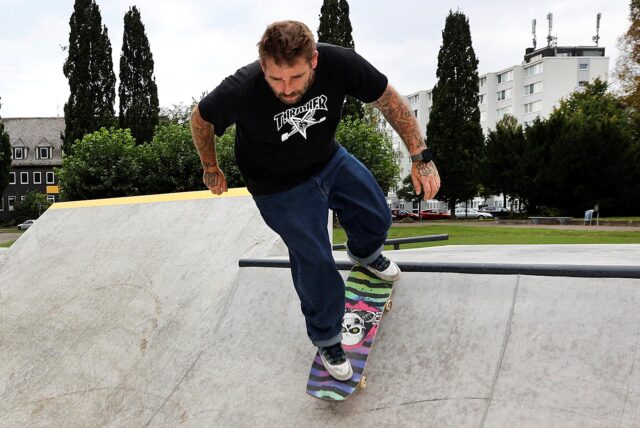 Skater Jens Meiselbach fährt im Skatepark im Postpark in Kamen mit seinem Skateboard.