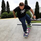Skater Jens Meiselbach fährt im Skatepark im Postpark in Kamen mit seinem Skateboard.